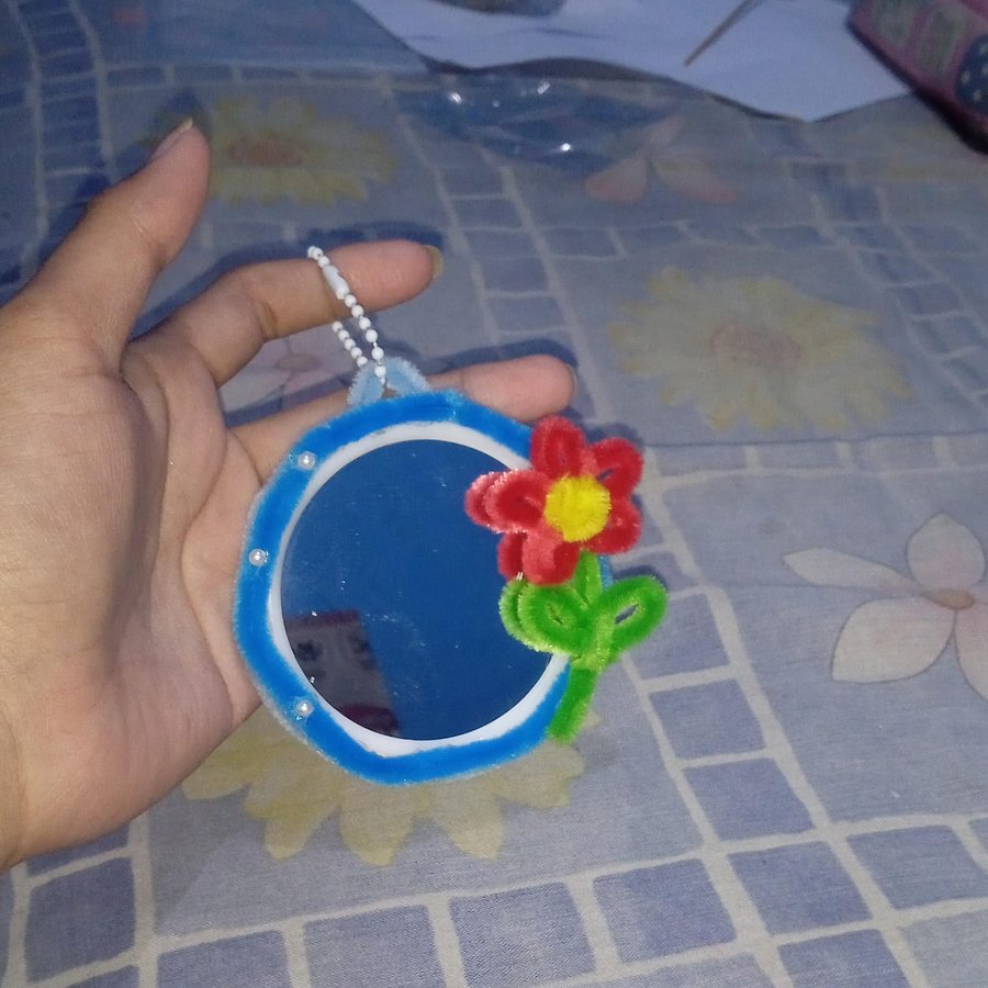 Gantungan kunci cermin bulat dengan bunga kawat bulu