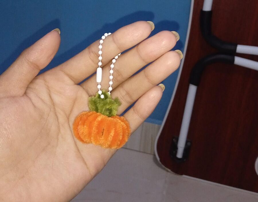 Gantungan kunci labu dari kawat bulu