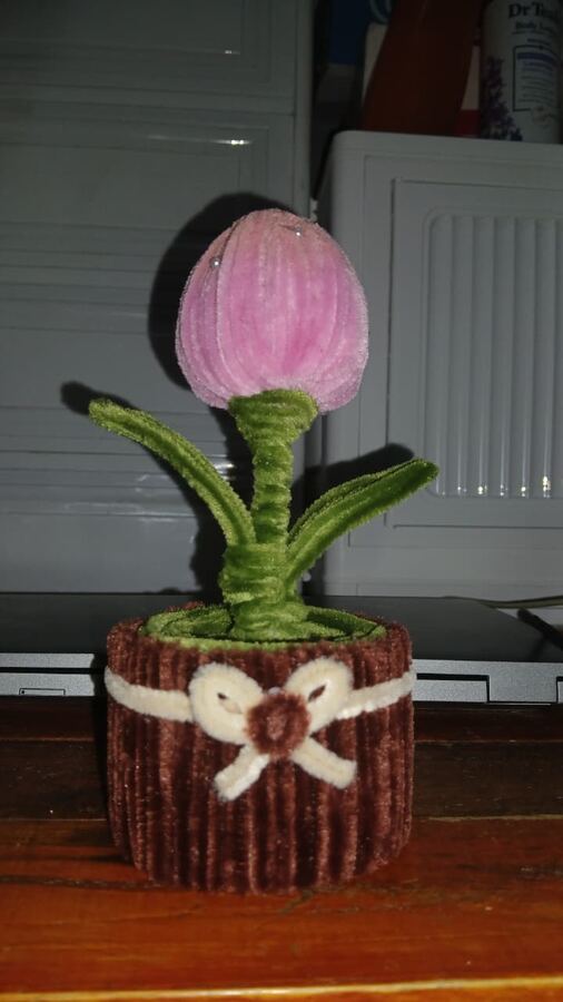 Bunga tulip dari kawat bulu dalam pot mini